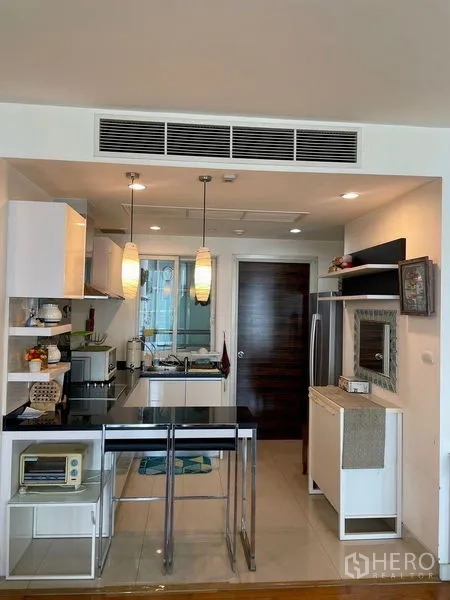 คอนโด ให้เช่าในKhlong San, Bangkok - ครัวบิวท์อินพร้อมเคาน์เตอร์บาร์ ไฟแขวน และพื้นที่เก็บของ