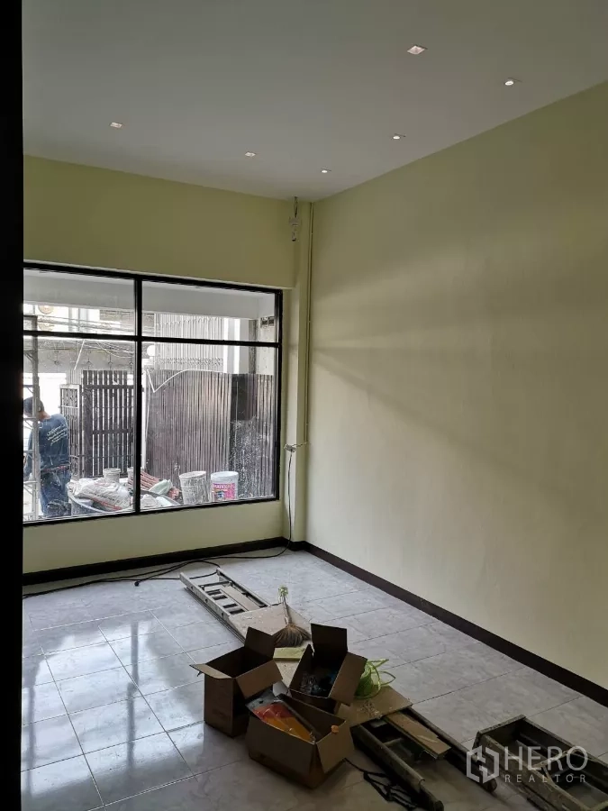 สำนักงานที่บ้าน ให้เช่าในYan Nawa, Bangkok - ห้องมุมหน้าต่างบานใหญ่ ไฟดาวน์ไลท์ พื้นกระเบื้อง มีอุปกรณ์ปรับปรุงวางอยู่