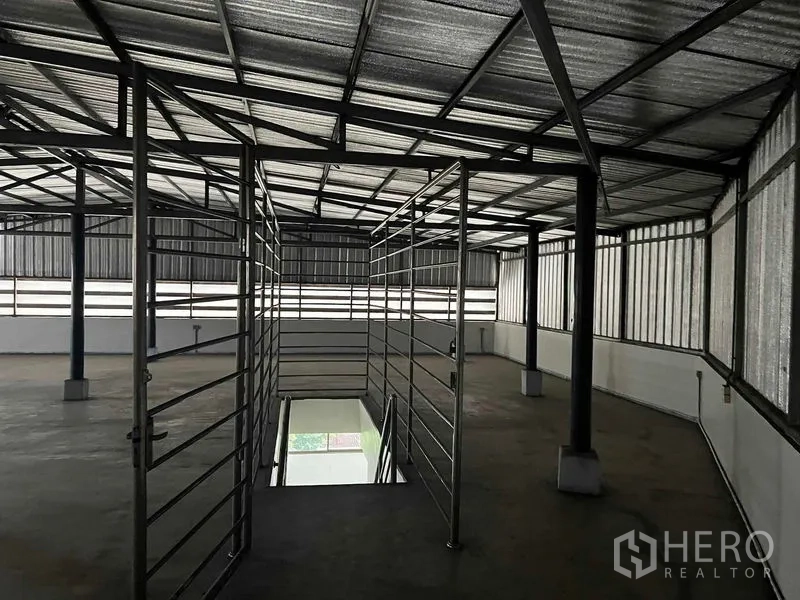 สำนักงานที่บ้าน ให้เช่าในTaling Chan, Bangkok - ชั้นดาดฟ้าเก็บของ หลังคาเมทัลชีท พร้อมราวเหล็กกั้น