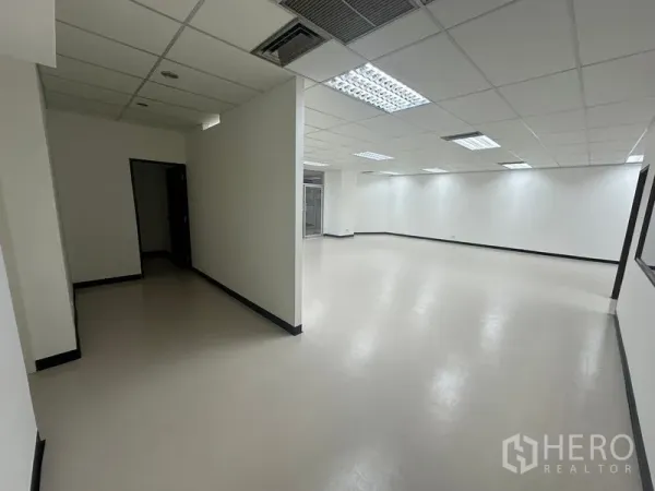 办公空间 出租 - 宽敞走道连接开放工位区，半高隔墙与吊顶出风口一体化。