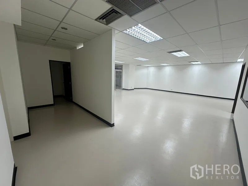 办公空间 出租 - 宽敞走道连接开放工位区，半高隔墙与吊顶出风口一体化。