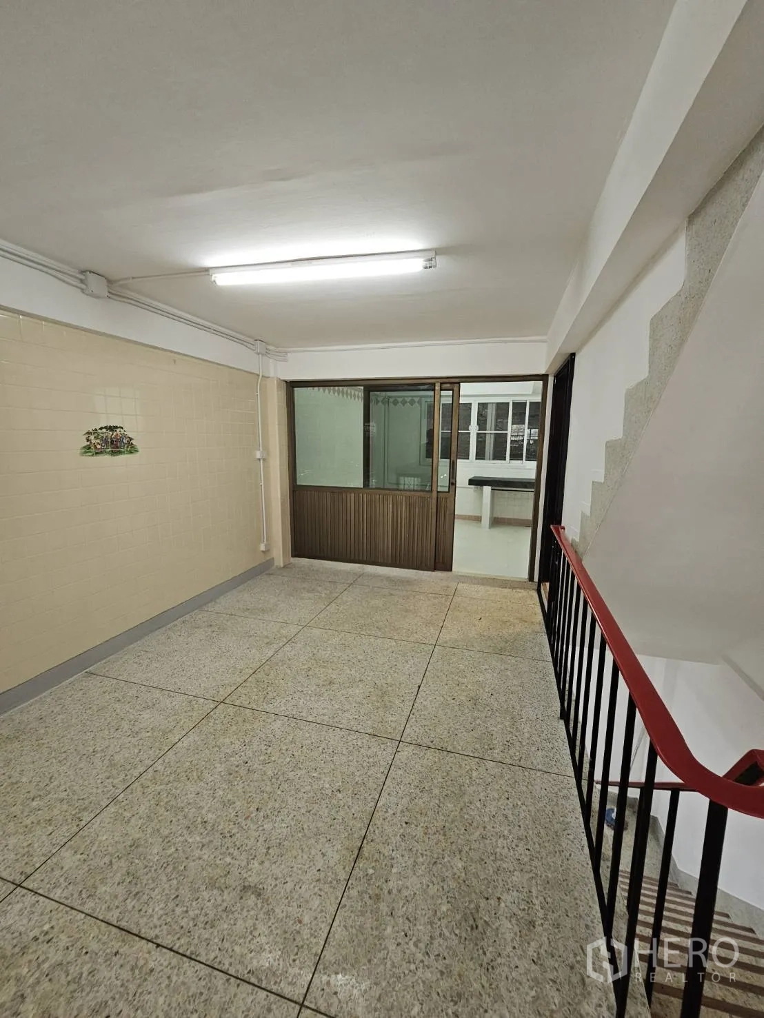 店屋 出租 - 平台区以推拉玻璃隔断连接厨房。