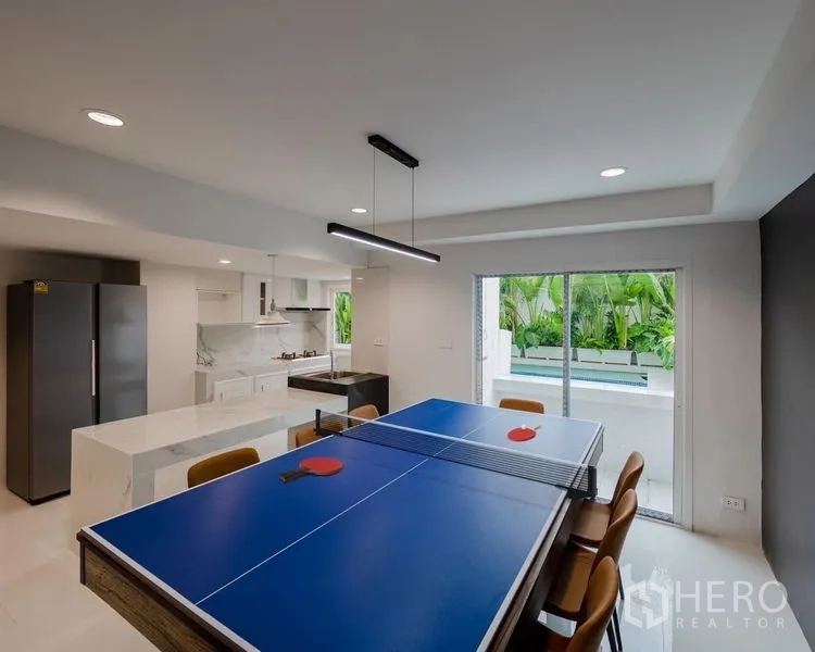 ทาวน์เฮาส์ ขาย - ห้องทานอาหารดัดแปลงเป็นโต๊ะปิงปอง ใกล้ประตูเลื่อนเปิดสู่สระว่ายน้ำ