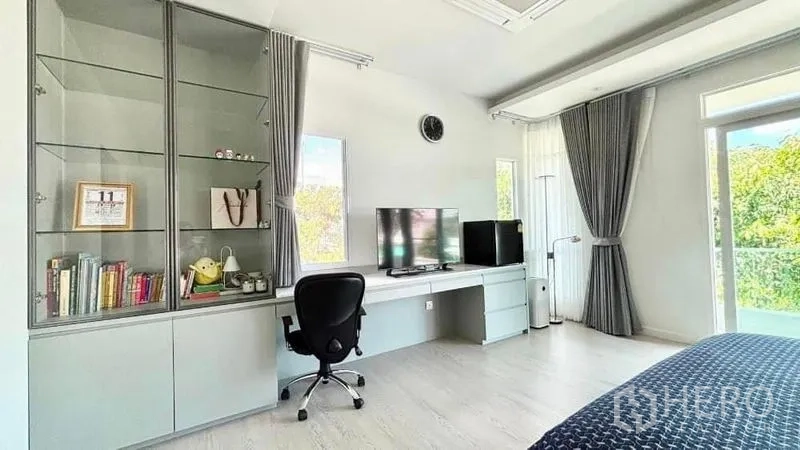 บ้าน ขายในPrawet, Bangkok - ห้องนอนสว่าง บิลท์อินโต๊ะทำงานและตู้โชว์ กระจกบานใหญ่