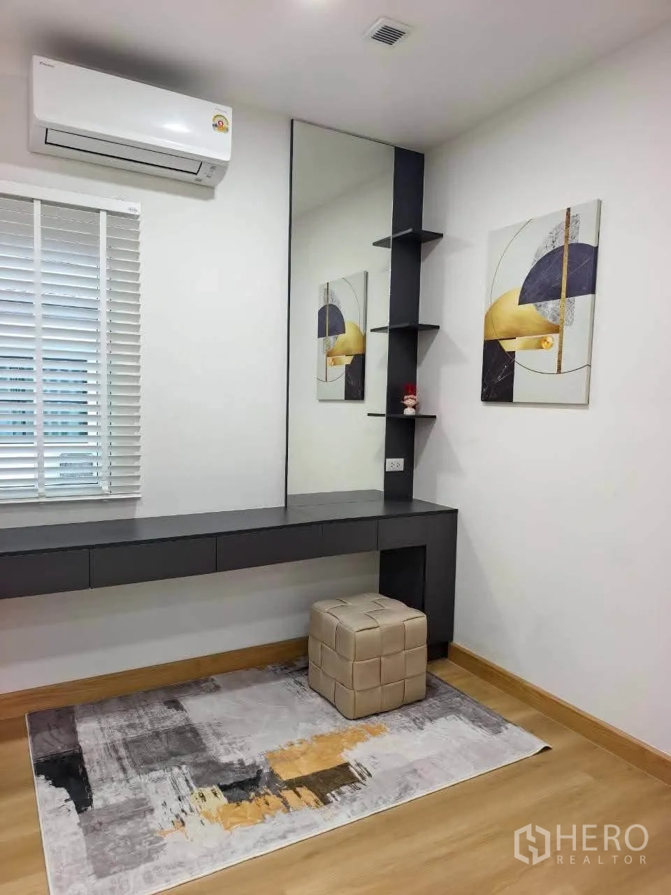 Detached House for rent in Bang Phli, Samut Prakan - Dressing corner with a long built-in vanity, stool and full-height mirror.