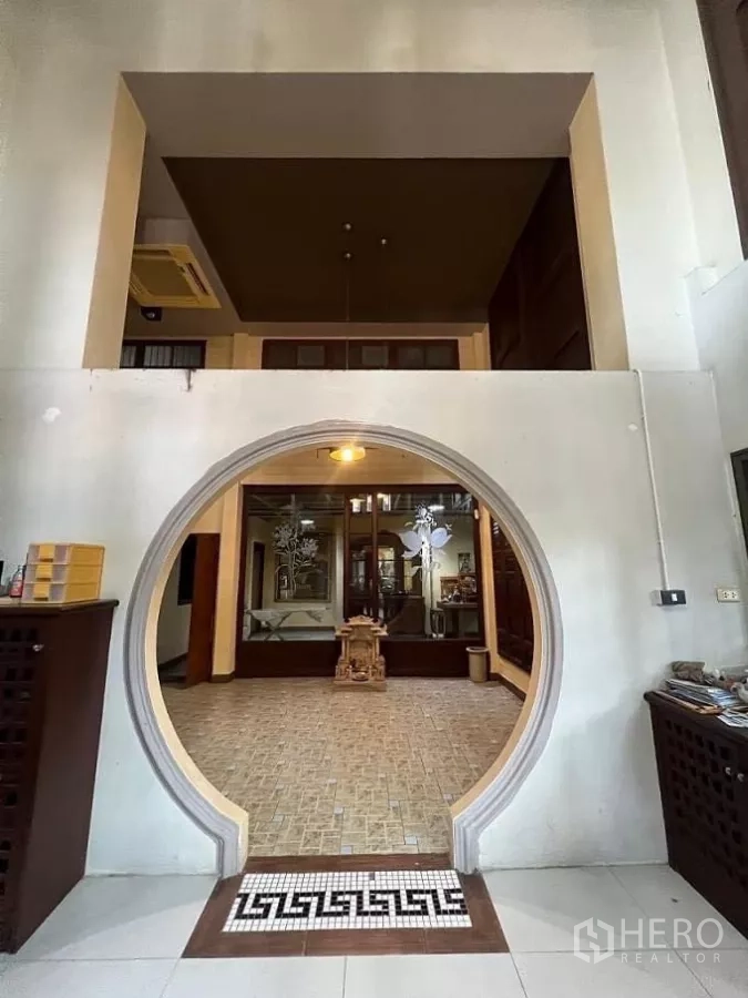 สำนักงานที่บ้าน ให้เช่าในLat Phrao, Bangkok - ซุ้มประตูวงกลมสไตล์มูนเกตเชื่อมสู่โถงปูกระเบื้องเพดานสูง