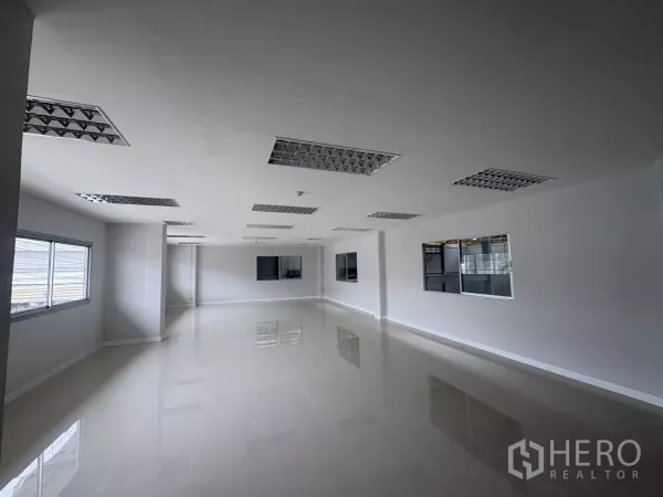โรงงาน ให้เช่าในBang Phli, Samut Prakan - สำนักงานเปิดโล่งกว้าง พร้อมโคมไฟฝังฝ้าและหน้าต่างหลายบาน