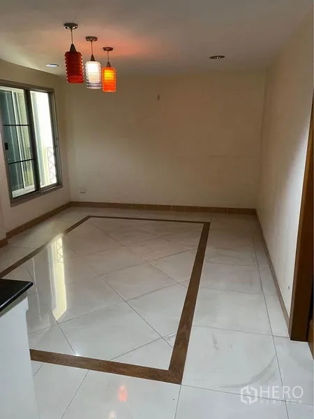 ทาวน์เฮาส์ ขายในPhra Khanong, Bangkok - มุมรับประทานอาหารสว่าง พื้นกระเบื้องลายกรอบไม้ โคมไฟแขวนสีสัน และหน้าต่างบานเลื่อน