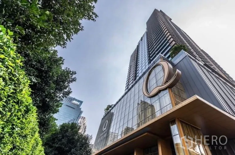 คอนโด ให้เช่า - อาคารคอนโดมิเนียมไฮไรส์สมัยใหม่ หน้ากระจกพร้อมสัญลักษณ์รูปตัว Q