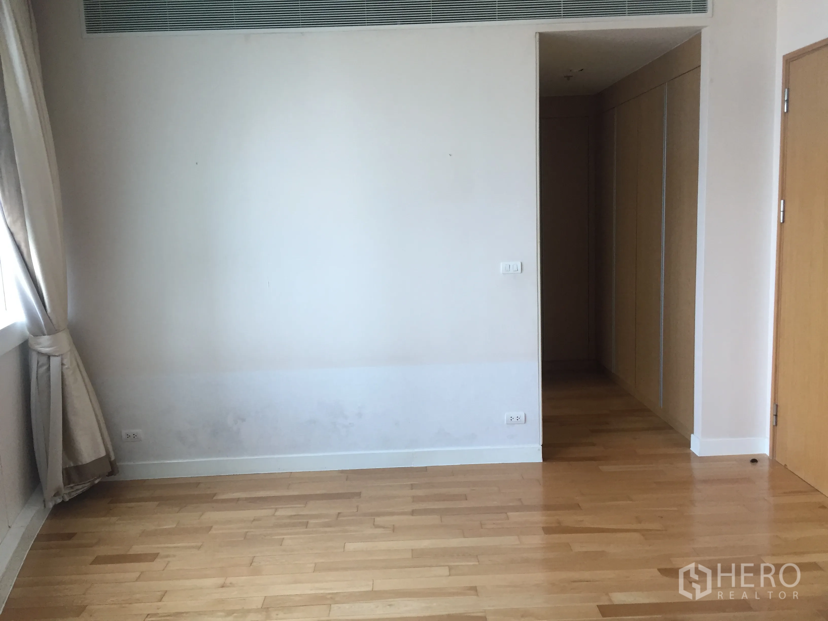 คอนโด ให้เช่าในKhlong Toei, Bangkok - ห้องนอนกว้าง พื้นไม้ แสงธรรมชาติ และทางเดินสู่ตู้เสื้อผ้า