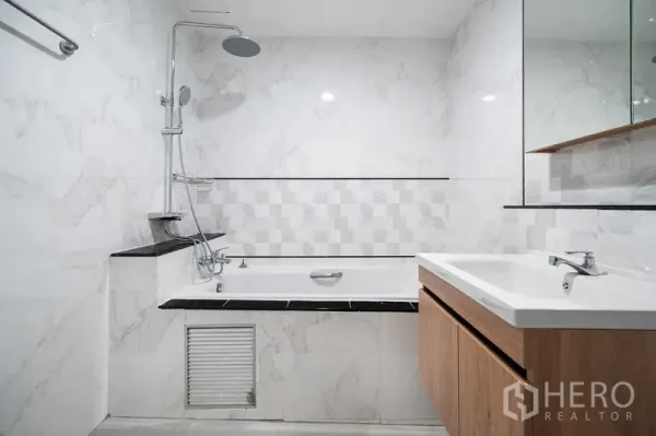 公寓 出租或出售在Khlong Toei, Bangkok - 现代浴室，带浴缸、顶喷花洒和大理石纹墙面。