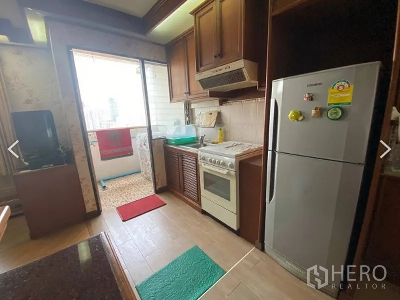 คอนโด ขายในWatthana, Bangkok - ครัวติดระเบียง มีเตาแก๊ส อ่างล้างจาน ตู้เย็น และวิวเมือง ที่ D.S. Tower 2