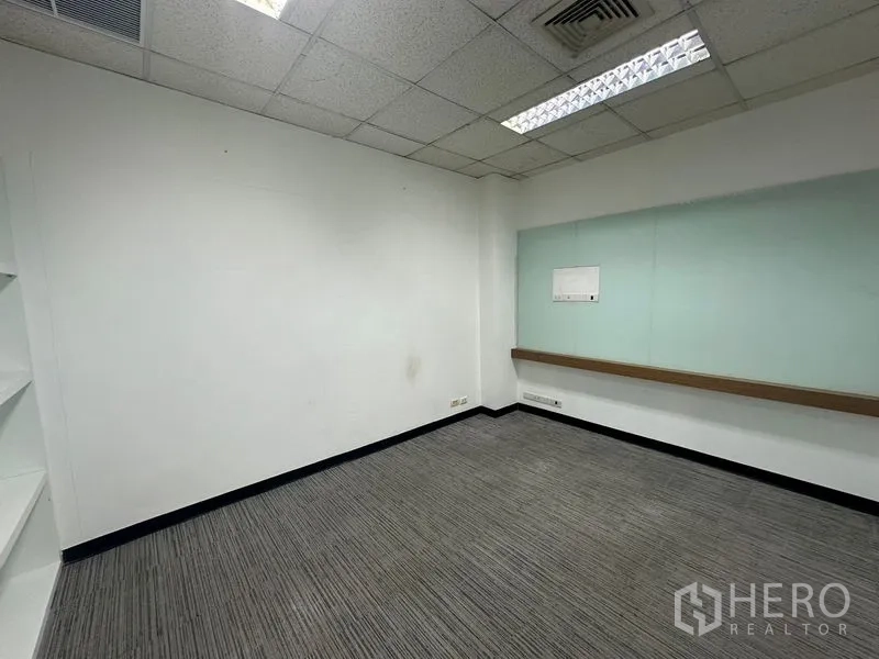 办公空间 出租在Watthana, Bangkok - 工作间配壁挂玻璃白板、开放式搁架与地毯地面。