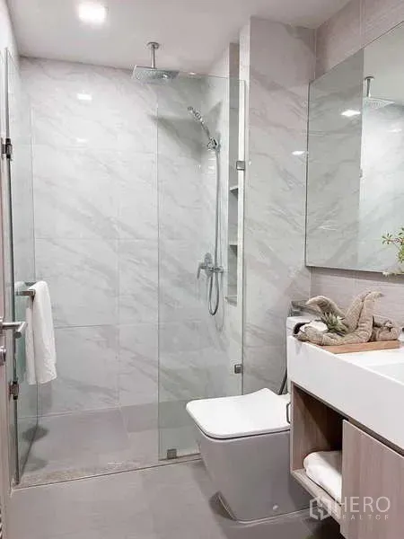 คอนโด ให้เช่าในWatthana, Bangkok - ห้องน้ำกะทัดรัด พร้อมตู้ชาวเวอร์กระจก เรนชาวเวอร์ โถสุขภัณฑ์แขวนผนัง และอ่างล้างหน้าโมเดิร์น