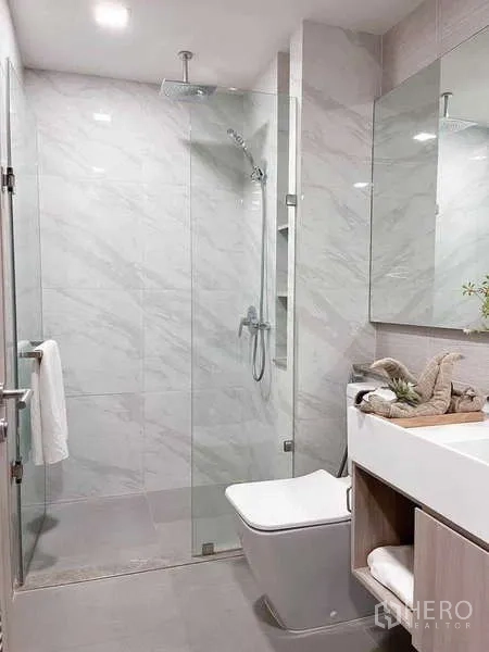 คอนโด ให้เช่าในWatthana, Bangkok - ห้องน้ำกะทัดรัด พร้อมตู้ชาวเวอร์กระจก เรนชาวเวอร์ โถสุขภัณฑ์แขวนผนัง และอ่างล้างหน้าโมเดิร์น