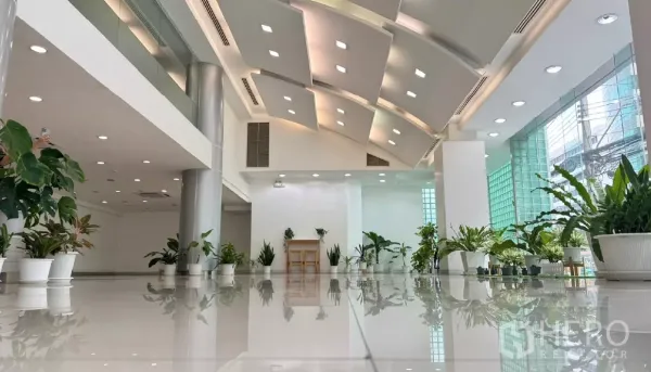 零售空间 出租在Huai Khwang, Bangkok - 开放式零售空间，弧形天花、筒灯与大面积采光窗，通透明亮。