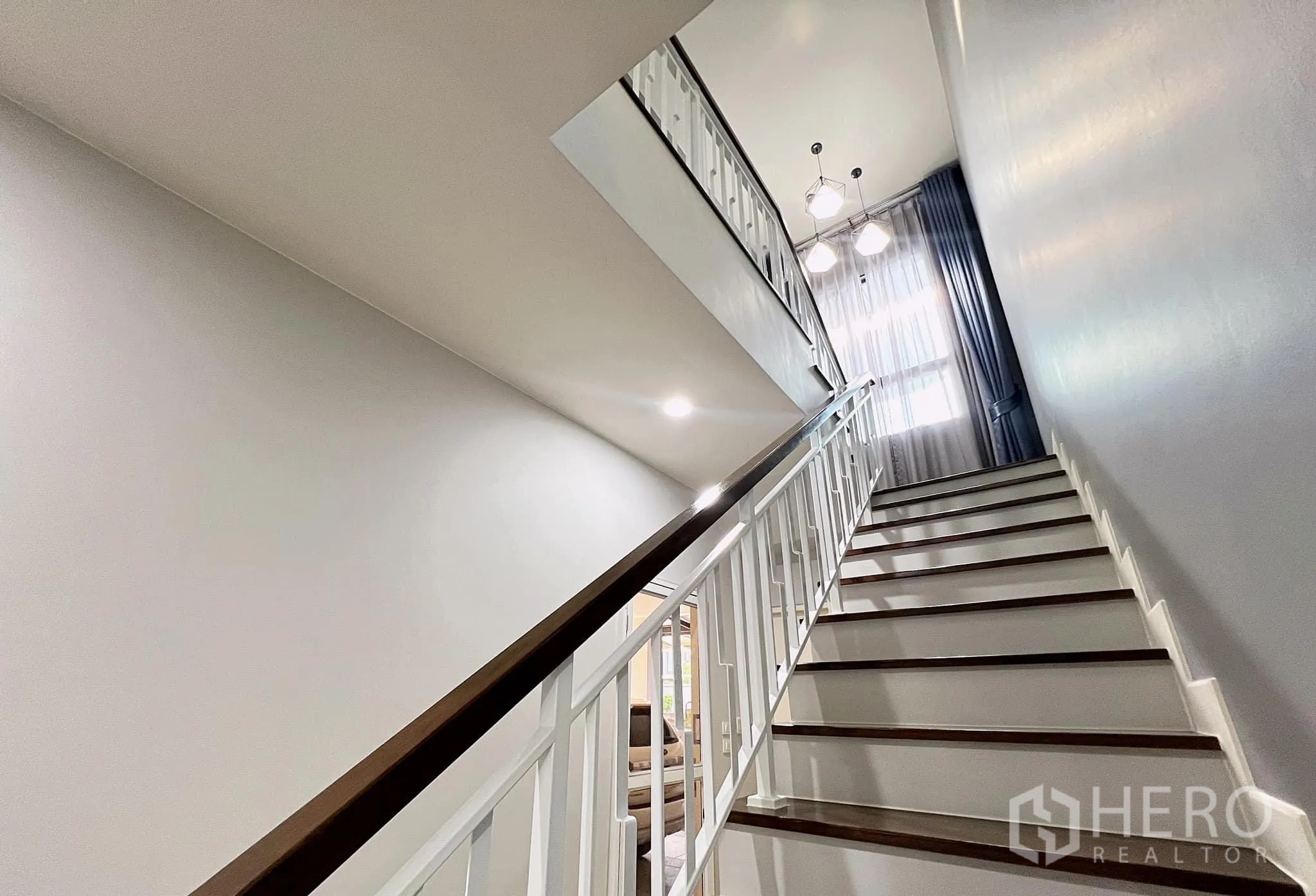 บ้าน ให้เช่าหรือขายในLam Luk Ka, Pathum Thani - บันไดราวสีขาว ช่องแสงสูง รับแสงธรรมชาติ