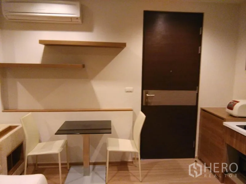 公寓 出租在Sathon, Bangkok - 入户旁的小型用餐角与悬浮置物架。