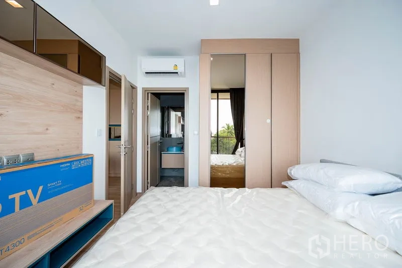 คอนโด ให้เช่าในWatthana, Bangkok - มุมมองจากเตียงไปยังตู้เสื้อผ้าและทางเข้าห้องน้ำพร้อมบานกระจก