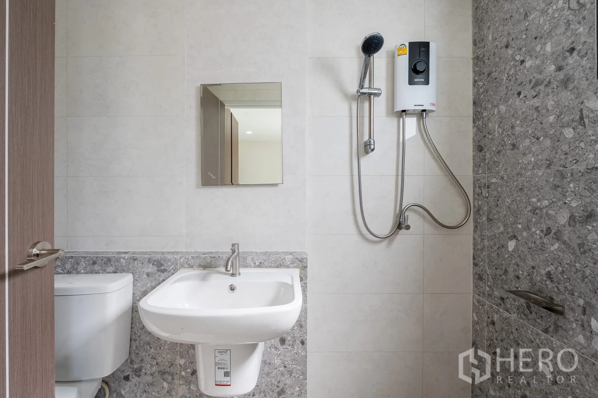 家庭办公室 for rent in Khlong Toei, Bangkok - 浴室内设花洒、电热水器、洗手盆与座厕。