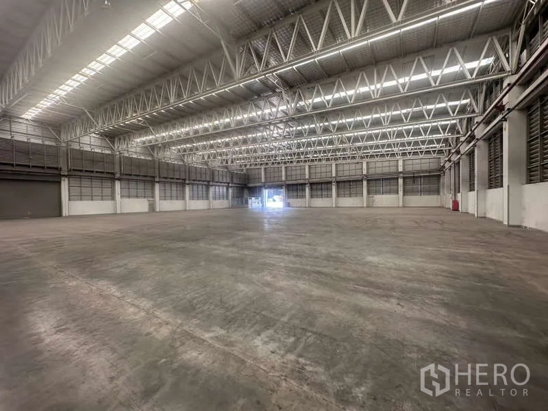 โรงงาน ให้เช่า - ภายในโรงงานโปร่งไร้เสา พื้นคอนกรีตขัดมันและไฟส่องสว่างเพดานสูง