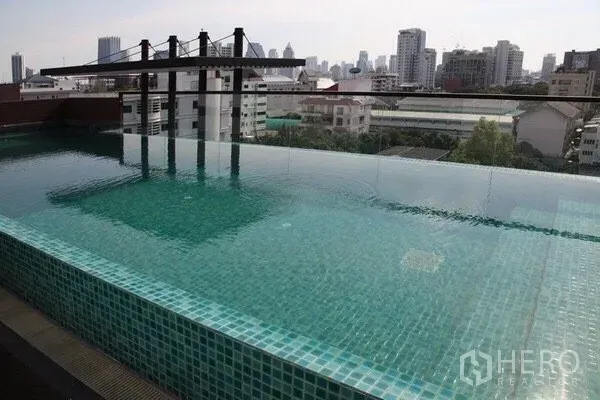 คอนโด ให้เช่าหรือขายในPathum Wan, Bangkok - สระว่ายน้ำอินฟินิตี้บนดาดฟ้า มองเห็นวิวสกายไลน์ของกรุงเทพฯ