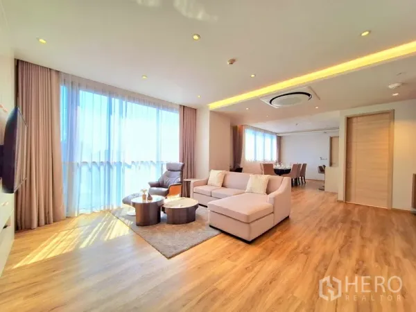 อพาร์ทเมนท์ ให้เช่าในBang Na, Bangkok - ห้องนั่งเล่นเชื่อมส่วนทานอาหาร หน้าต่างบานใหญ่และไฟซ่อนฝ้า