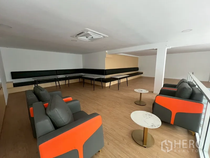 零售空间 出租在Watthana, Bangkok - 夹层座位区，布置有扶手椅与小圆桌