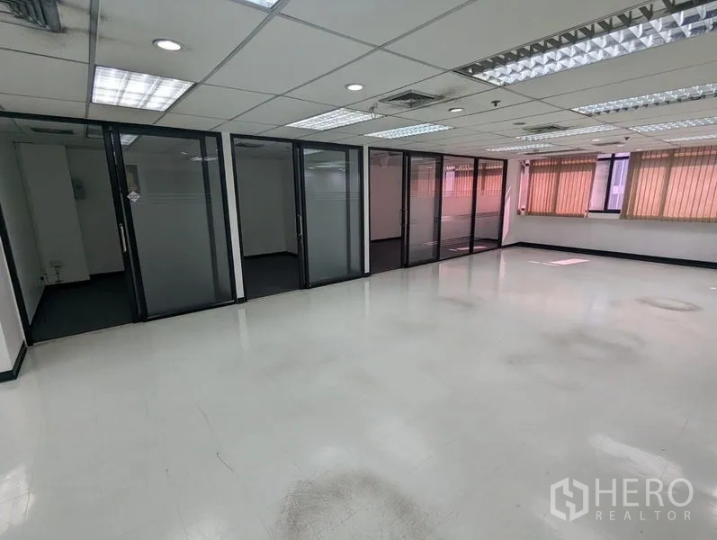 สำนักงาน ให้เช่าหรือขายในRatchathewi, Bangkok - พื้นที่ทำงานแบบเปิดเห็นห้องประชุมกระจกหลายห้อง ไฟสว่างและมีหน้าต่าง
