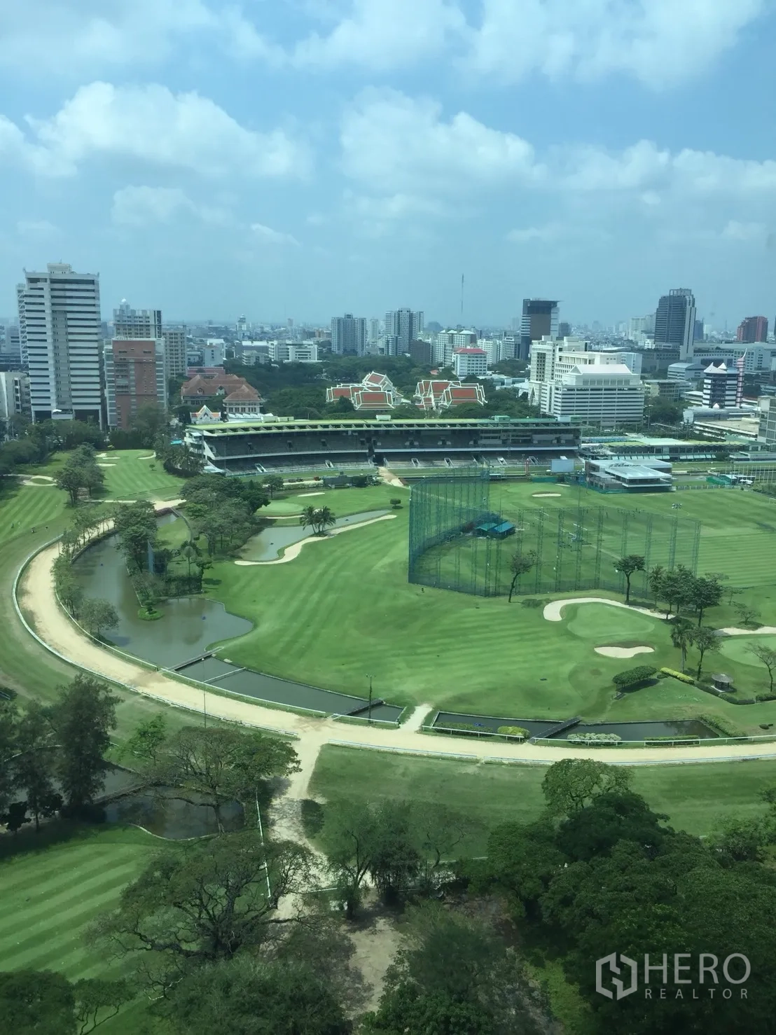 Condominium for rent in Pathum Wan, Bangkok - High-floor condo view of manicured golf course and Bangkok skyline in Ratchadamri.