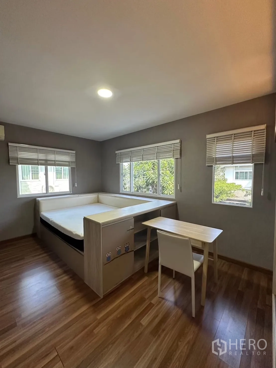 บ้าน ให้เช่า - ห้องนอนสว่างเตียงบิลท์อินและโต๊ะทำงานริมหน้าต่าง