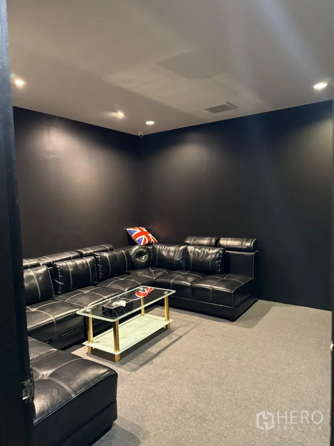 อาคารพาณิชย์ ให้เช่าในBangkok - ห้องรับรองส่วนตัว โซฟาหนังสีดำรูปตัวแอลและโต๊ะกลางกระจก