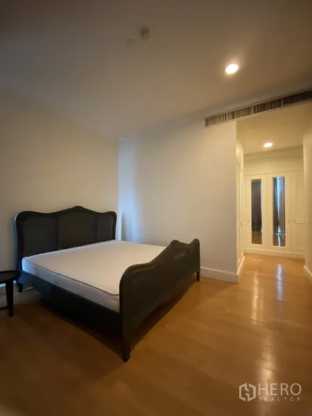 คอนโด ให้เช่าในWatthana, Bangkok - ห้องนอนพื้นไม้เชื่อมทางเดินไปยังตู้เสื้อผ้าบิวท์อินในคอนโดสมัยใหม่