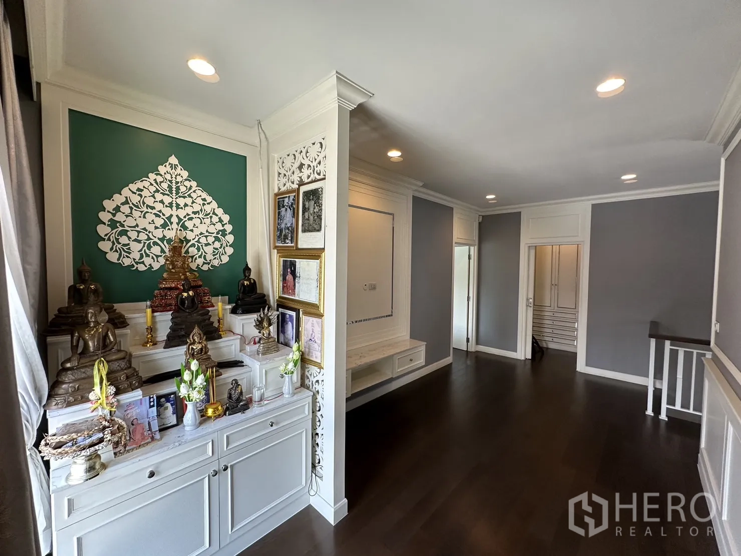 บ้าน ให้เช่าหรือขายในLam Luk Ka, Pathum Thani - มุมตกแต่งพร้อมตู้บิ้วอินในโถงชั้นบน