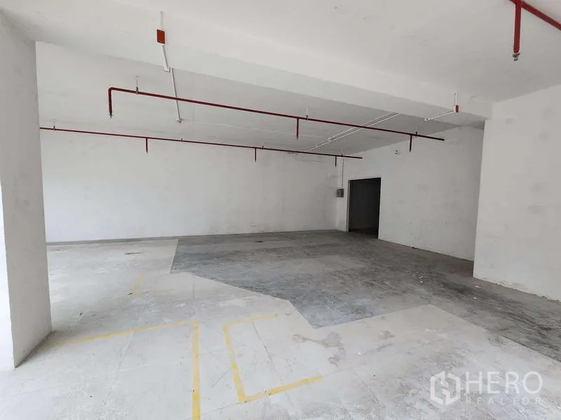 พื้นที่ขายปลีก ให้เช่าในSathon, Bangkok - โซนหลังร้านสภาพดิบ มีแนวจัดวางและระบบสปริงเกลอร์