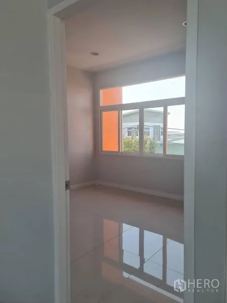 โรงงาน ให้เช่าหรือขายในLam Luk Ka, Pathum Thani - ห้องออฟฟิศขนาดกะทัดรัด หน้าต่างบานใหญ่ เห็นผนังส้มด้านนอก