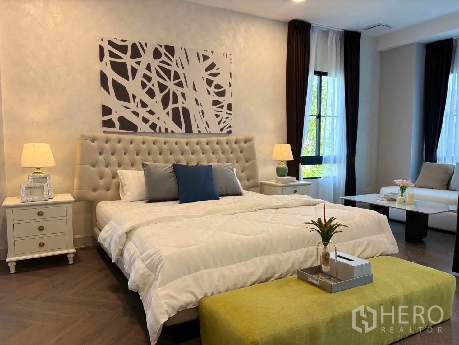 独栋房屋 for rent in Saphan Sung, Bangkok - 主卧视角展示软包床头与窗边休闲区。