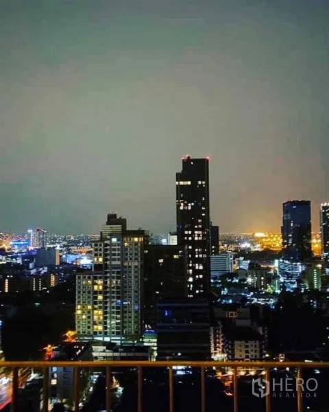 公寓 出租在Watthana, Bangkok - 从高层阳台眺望通罗区域的曼谷夜景天际线。