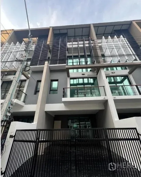 ทาวน์เฮาส์ ให้เช่าหรือขายในKhlong Toei, Bangkok - มุมมองเพิ่มเติมของด้านหน้าทาวน์เฮ้าส์สมัยใหม่และทางรถเข้า