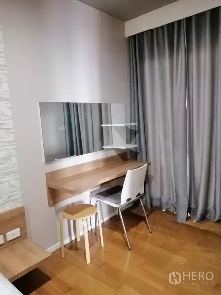 คอนโด ให้เช่าในWatthana, Bangkok - โต๊ะเครื่องแป้งบิลท์อินพร้อมกระจกและสตูล ข้างผ้าม่านยาว