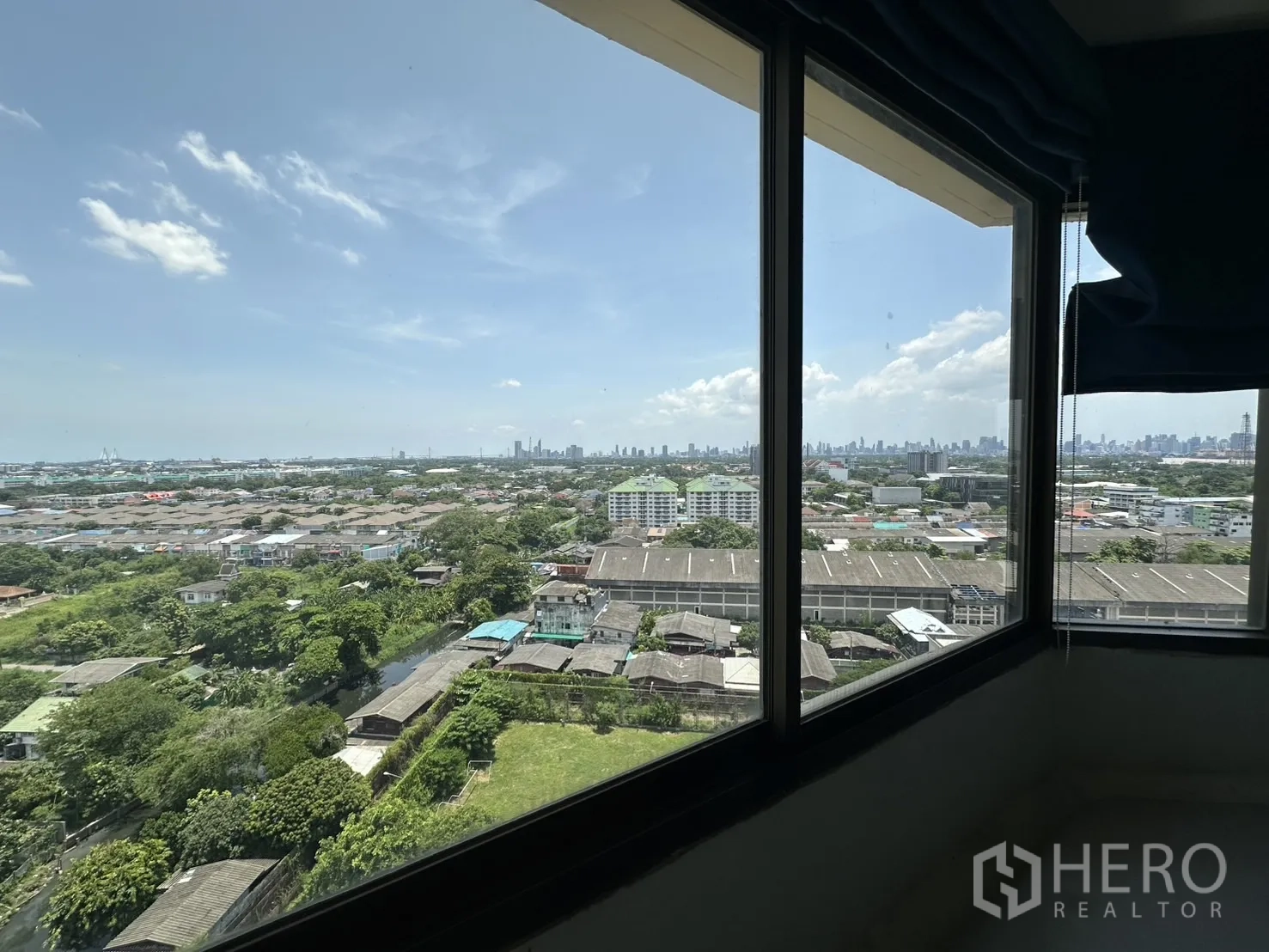 คอนโด ขายในBang Na, Bangkok - ทัศนียภาพเมืองและพื้นที่สีเขียวจากหน้าต่างห้องมุมชั้นสูง