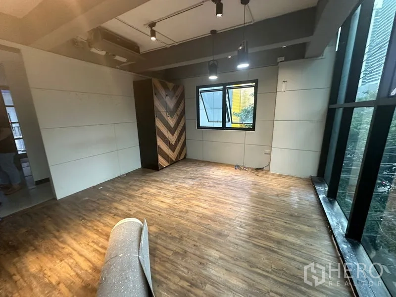 办公空间 出租在Bang Rak, Bangkok - 小型办公区，吊灯、木纹地板，窗户及整排玻璃立面。