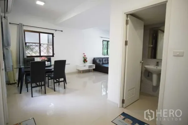 ทาวน์เฮาส์ ให้เช่าในSuan Luang, Bangkok - โถงรับแขกเชื่อมส่วนทานอาหาร พร้อมห้องน้ำแขกและพื้นเงา