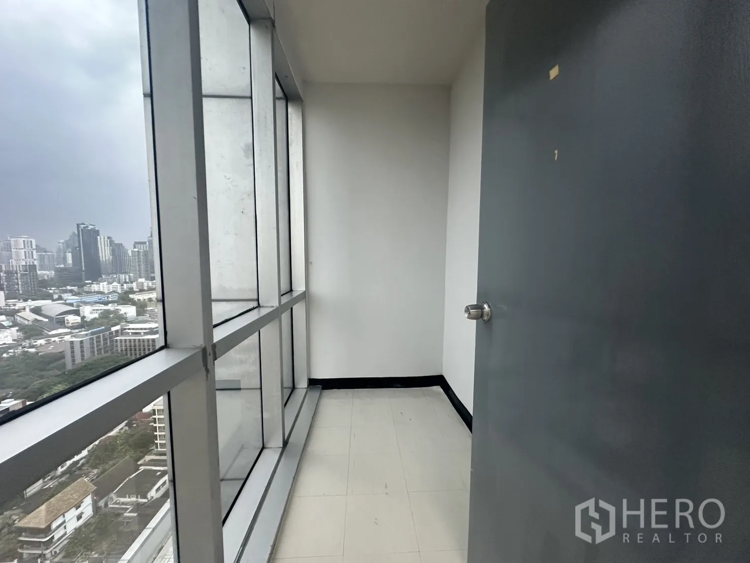 สำนักงาน ให้เช่า - พื้นที่ภายในขนาดเล็ก ผนังกระจกเต็มสูงและประตู เห็นวิวเมือง