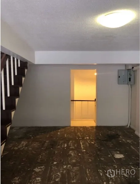 อาคารพาณิชย์ ให้เช่าในWatthana, Bangkok - พื้นที่ภายในชั้นบนมีประตู ตู้ไฟ และบันได พื้นผิวดิบ