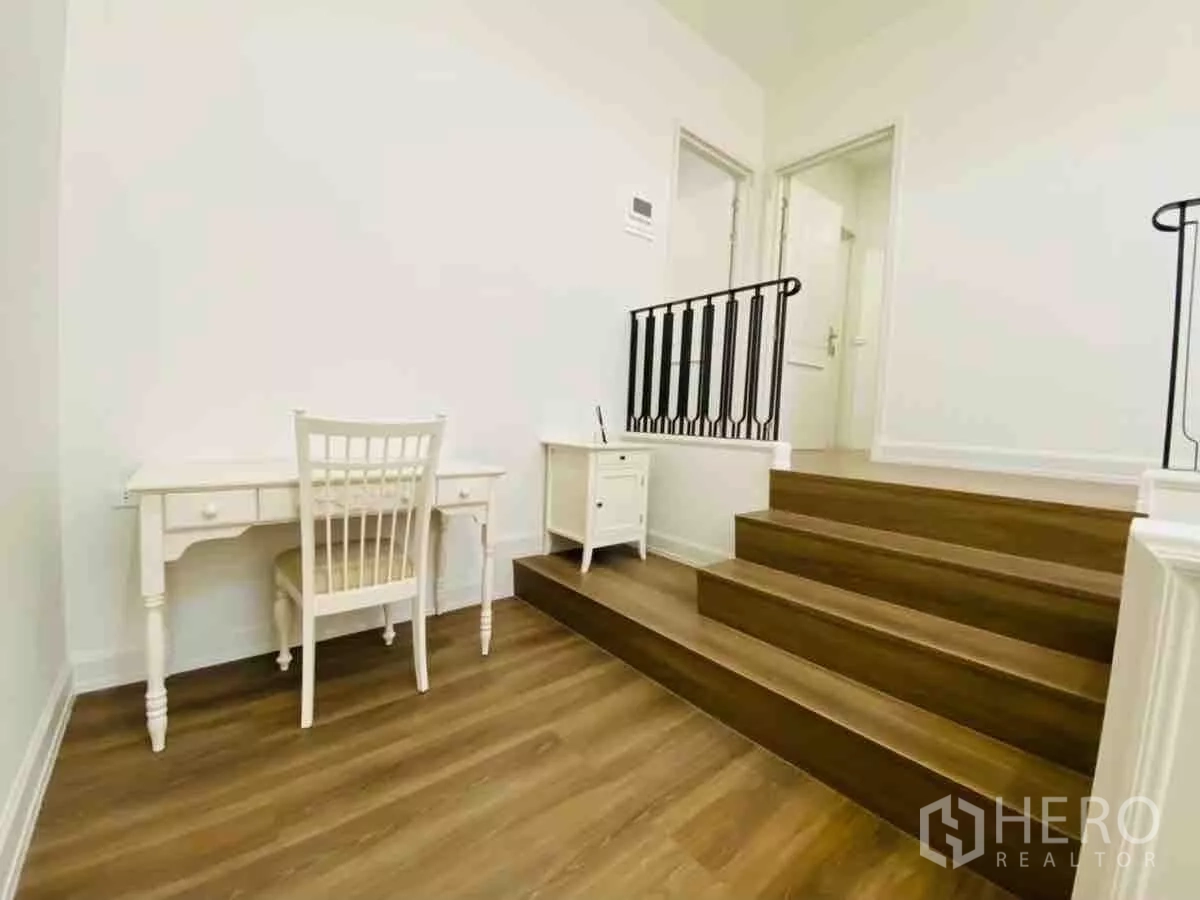 Detached House for rent or sale in Saphan Sung, Bangkok - Upper landing with split-level steps and white writing desk