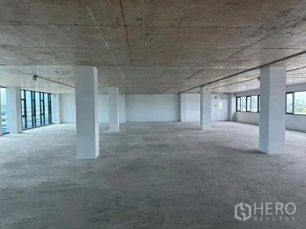 สำนักงาน ให้เช่าในBang Phli, Samut Prakan - ห้องสำนักงานโล่งพร้อมเสารับน้ำหนักหลายจุด หน้าต่างสองฝั่ง และประตูทางหนีไฟ