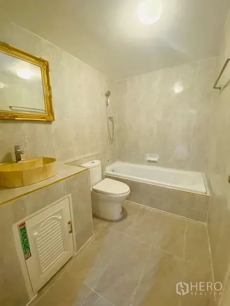 คอนโด ให้เช่าหรือขายในWatthana, Bangkok - ห้องน้ำสว่างพร้อมอ่างอาบน้ำ ฝักบัวมือ และกระจกกรอบทอง