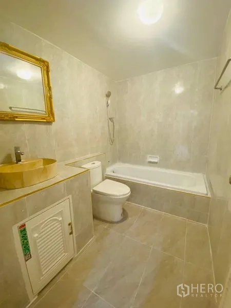 คอนโด ให้เช่าหรือขายในWatthana, Bangkok - ห้องน้ำสว่างพร้อมอ่างอาบน้ำ ฝักบัวมือ และกระจกกรอบทอง