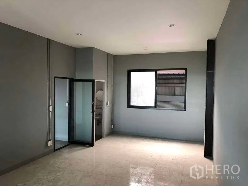 货栈 出租在Bang Phli, Samut Prakan - 夹层办公室房间，瓷砖地面，带窗与玻璃门通向卫生间。
